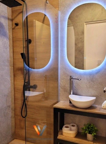 Módulo Valencia M2 – baño premium con espejos retroiluminados